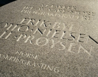 Julia Vance, Relieff